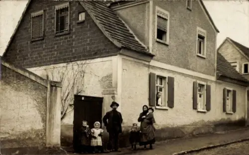 Foto Ak Umgebung von Halle an der Saale, Familie vor einem Wohnhaus, Kinder, Fotograf Botho Schurig