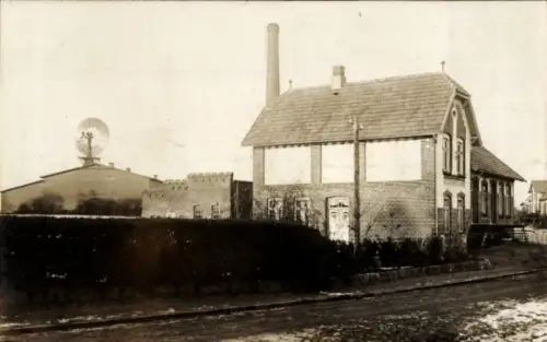 Foto Ak Grumby Tweedt Twedt in Schleswig Holstein, Fabrikgebäude, Schornstein, Windrad