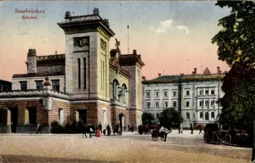 Ak Saarbrücken im Saarland, Bahnhof,  Architektur, Menschen, Pferdekutsche, 
