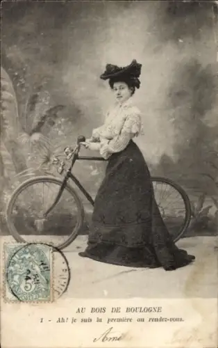 Ak Junge Frau steht neben ihrem Fahrrad