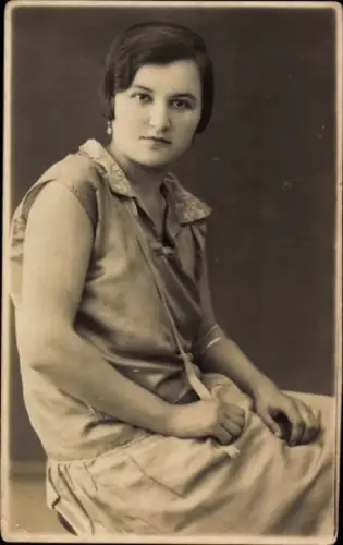 Foto Ak Porträt einer jungen Frau, Frisur