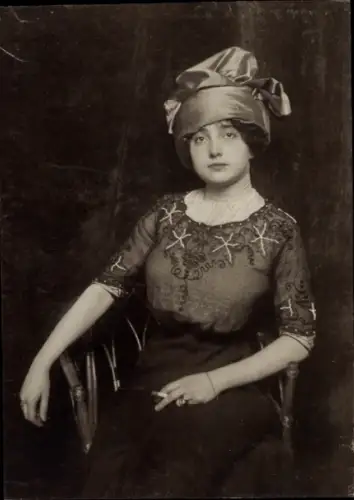 Foto Porträt einer jungen Frau, Rock, Bluse, Zigarette