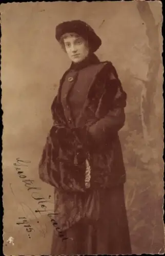 Foto Ak Frauenportrait, Gustel Hofbauer, Pelzmantel, Muff, Wien