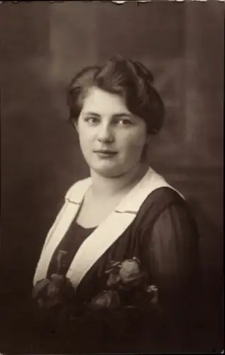 Foto Ak Porträt einer jungen Frau, Frisur