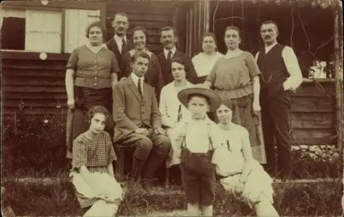 Foto Ak Familienportrait, Festgesellschaft