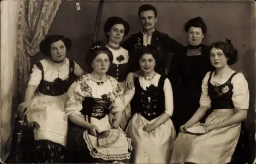 Foto Ak Gruppe in Österreichischer Tracht, Frauen in Dirndl, Fotograf S. Frey, K. Bosnjak, Wien XII