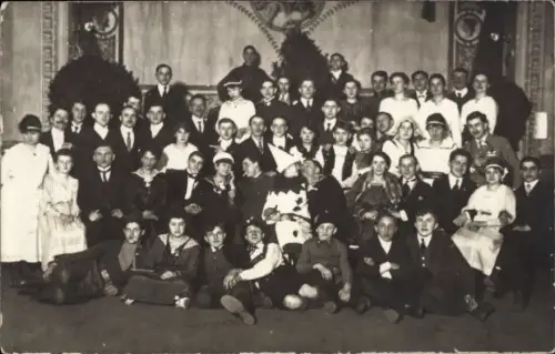 Foto Ak Festgesellschaft zum Karneval, Harlekin