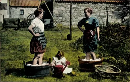 Ak Schottische Frauen beim Wäschewaschen