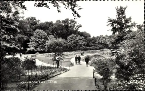 Ak Ilford London England, Cranbrook Park, Spaziergänger, Bäume, Blumenbeete