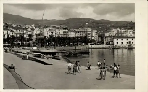 Ak San Remo Ligurien, Schöne Küstenansicht, Hafen, Boote, Menschen am Strand, San Remo