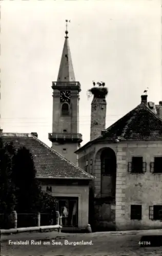 Ak Rust am See im Burgenland, Teilansicht, Storchennest auf Schornstein