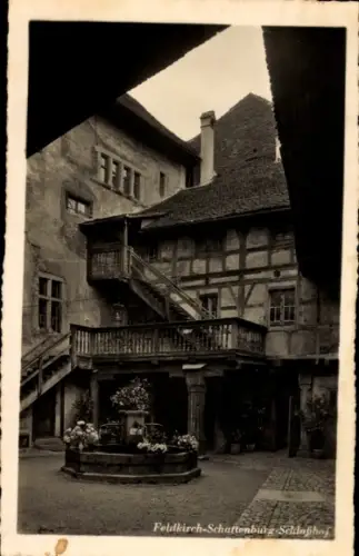 Ak Feldkirch Vorarlberg, Schloss Schattenburg, Schlosshof
