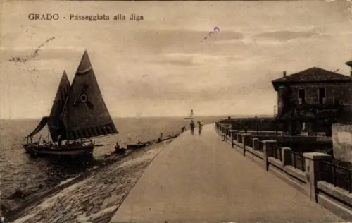 Ak Grado Friuli Venezia Giulia, Segelboote, Damm, Spaziergänger, Küstenlandschaft