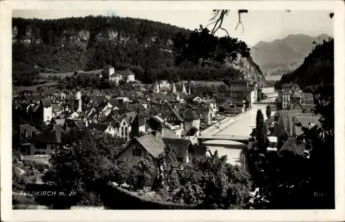 Ak Feldkirch Vorarlberg,  Stadtansicht, Fluss, Berge im Hintergrund