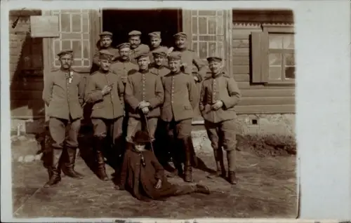 Foto Ak Kurland Lettland, Soldaten, Gruppenbild, I. WK