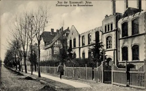 Ak Orzysz Arys Ostpreußen, Zerstörungen in der Bronsartstraße, Gebäude, Bäume, Straße, Fußgänger