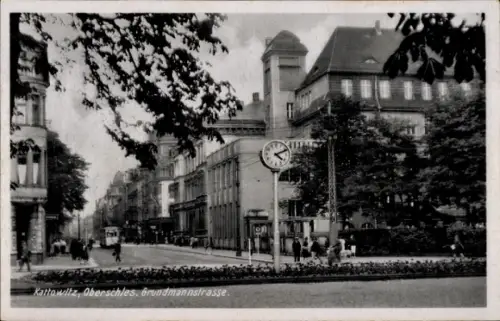 Ak Katowice Kattowitz Oberschlesien,  Oberschlesien, Grundmannstraße, Straßenansicht, Uhr, Bäume