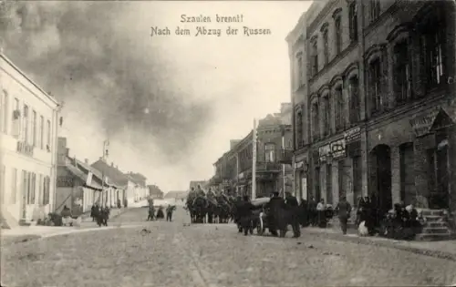 Ak Šiauliai Szaulen Litauen, Szaulen brennt, Nach dem Abzug der Russen, Menschen auf der Straße, 