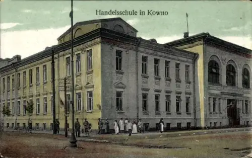 Ak Kaunas Kowno Kauen Litauen, Handelsschule in  Menschen vor dem Gebäude,  