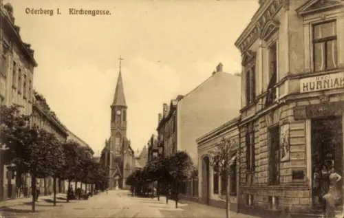 Ak Oderberg in der Mark, Straße mit Bäumen, Kirche im Hintergrund,  Architektur, Text: Oderberg I