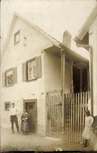 Foto Ak Enzberg Mühlacker in Württemberg, Anwohner vor einem Wohnhaus