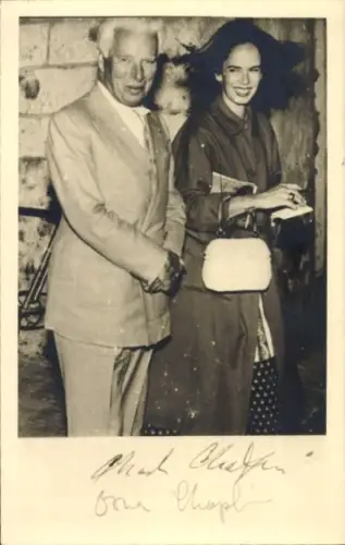 Foto Ak Charlie Chaplin mit seiner 4. Ehefrau Oona I'Neill, Oona Chaplin, Portrait, Autogramme