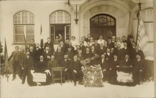 Foto Ak Waldfrieden Gattendorf Oberfranken, Festgesellschaft vor einem Gebäude