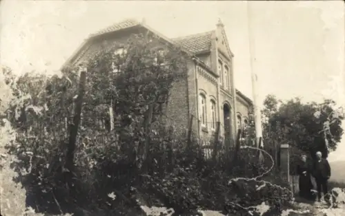 Foto Ak Lauenstein Salzhemmendorf in Niedersachsen, Frau und Mann vor einem Wohnhaus, Garten