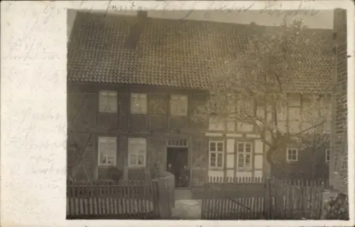 Foto Ak Hammenstedt Northeim, Fachwerkhaus, Anwohner an der Tür