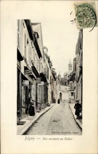 Ak Joigny Yonne,  Rue montant au Palais, Straßenansicht, Menschen, Poststempel