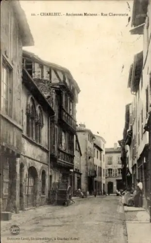 Ak Charlieu Loire, Alte Häuser, Rue Chevroterie,  Schwarz-Weiß-Foto