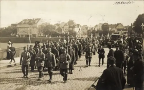 Foto Ak Minden in Westfalen, Soldatenkompanie auf dem Marsch