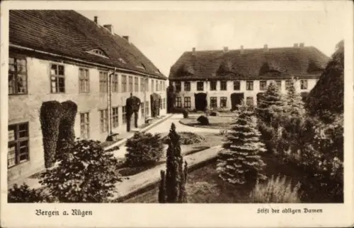 Ak Bergen auf der Insel Rügen, Bergen a. Rügen, Stift der abligen Damen, Gartenanlage,  Gebäude