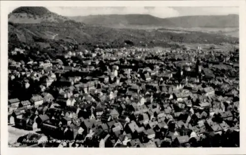 Ak Reutlingen in Württemberg, Luftaufnahme von  viele Dächer, Berge im Hintergrund