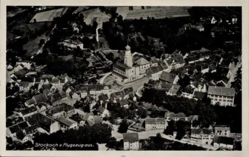 Ak Stockach im Hegau Baden, Luftaufnahme von  Kirche, Wohnhäuser, Felder