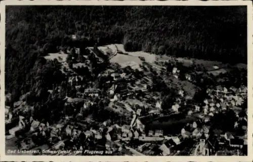 Ak Bad Liebenzell im Schwarzwald, Luftaufnahme von  Schwarzwald, Häuser, Bäume, Landschaft