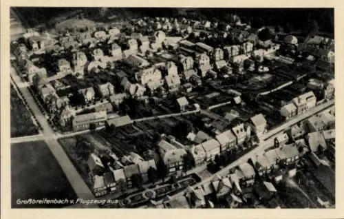 Ak Großbreitenbach in Thüringen, Luftaufnahme von  Häuser, Straßen, Bäume