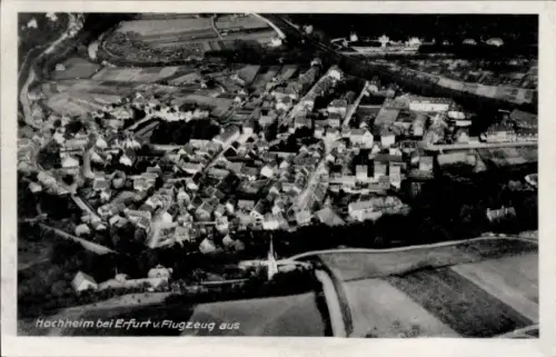 Ak Hochheim Erfurt in Thüringen, Luftaufnahme von Hochheim bei Erfurt, schwarz-weiß, Text: Hochhe