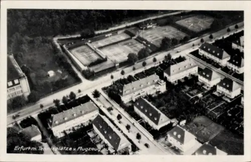 Ak Erfurt in Thüringen, Luftaufnahme,  Tennisplätze, Wohnhäuser, Straße