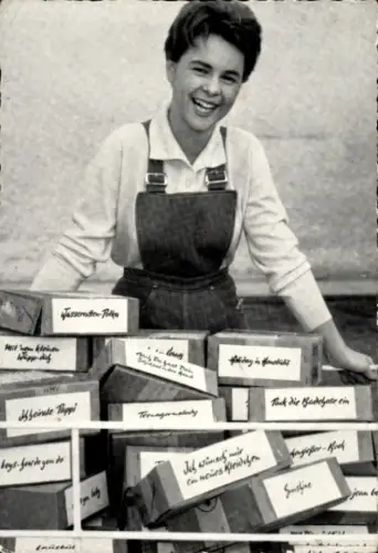 Ak Sängerin Conny Froboess vor Kartons mit ihren ihren Hits