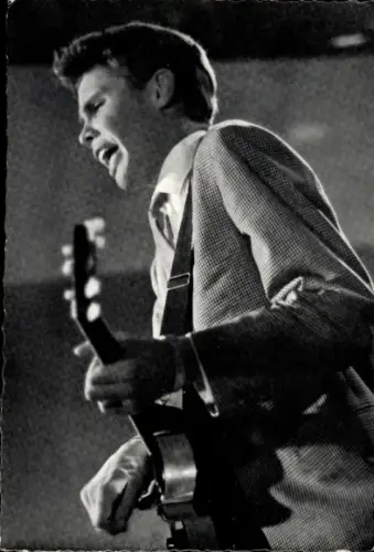 Ak Schauspieler und Sänger Peter Kraus, Portrait mit Gitarre