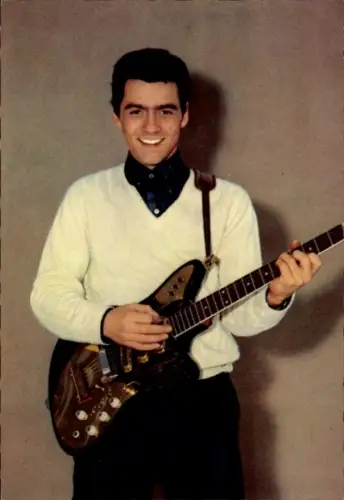 Ak Eiskunstläufer und Schauspieler Hans Jürgen Bäumler, E-Gitarre, Autogramm