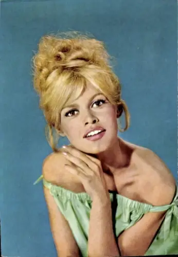 Ak Schauspielerin Brigitte Bardot, Portrait