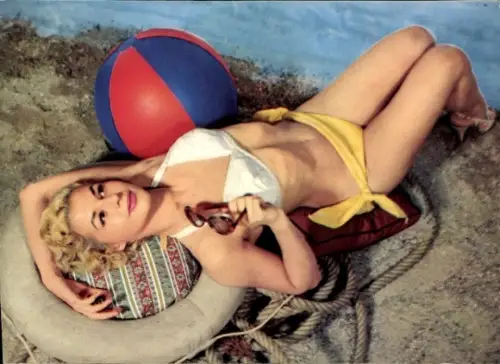 Ak Junge Blondine in Bikini am Strand, Sonnenbrille, Rettungsring, Ball