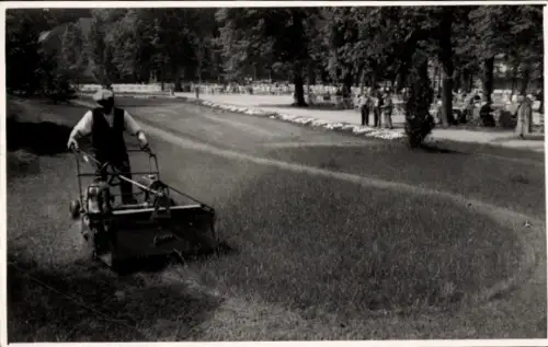 Foto Berlin Wannsee? Gärtner mit Rasenmäher in einer Parkanlage, Fotograf Dr. Albert Weinsheimer