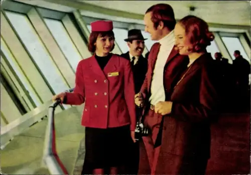 Ak Berlin Mitte, Fernsehturm, Aussichtsgeschoss, Hostess, Besucher mit Kamera