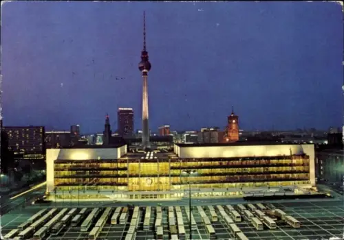 Ak Berlin Mitte, Palast der Republik, Fernsehturm, Rathaus, Nachtbeleuchtung