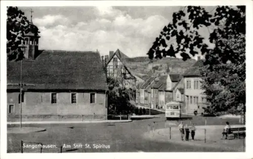 Ak Sangerhausen am Harz,  Stift St. Spiritus, Straßenbahn, Häuser, Bäume