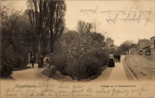 Ak Sangerhausen am Südharz,  Anlagen an d. Neuendorfertrift, Spaziergänger, Bäume, Strasse