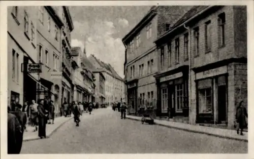 Ak Sangerhausen am Harz, Straße mit Häusern, Menschen auf dem Gehweg, Geschäfte, Sangerhausen